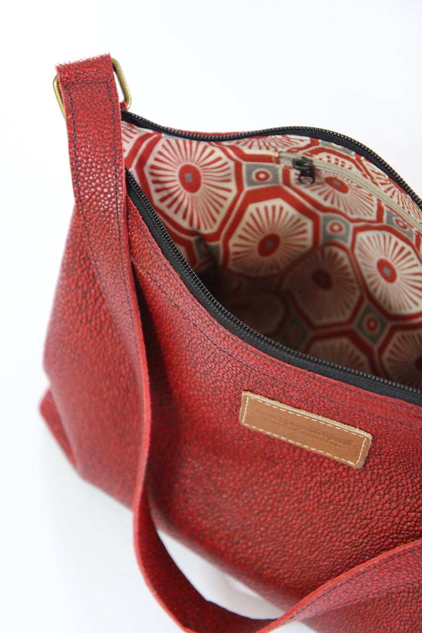 Bolso cuero rojo, casual. 
